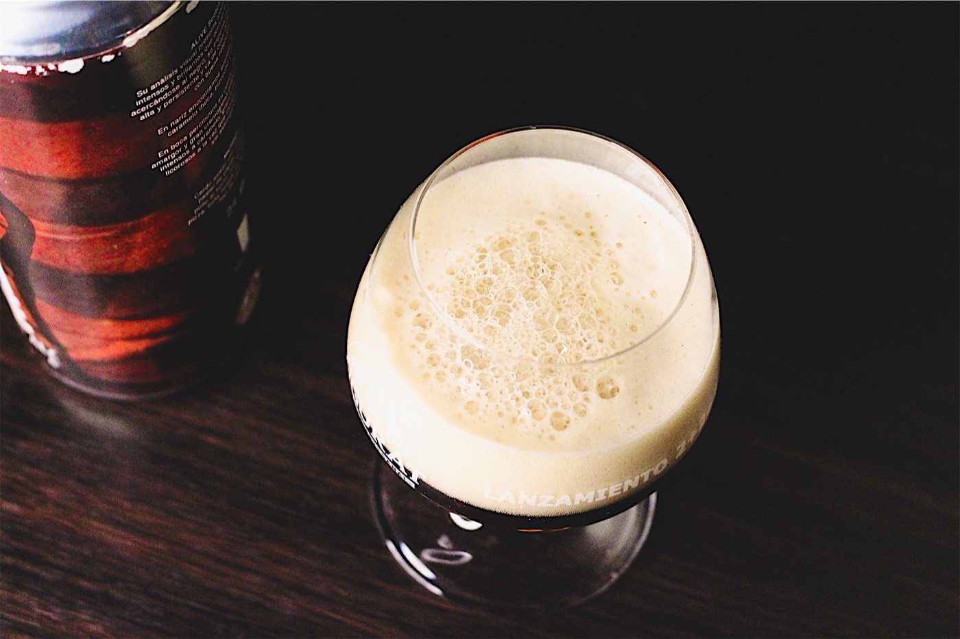 Alive Scotch Ale — Espuma cremosa sobre Scotch Ale