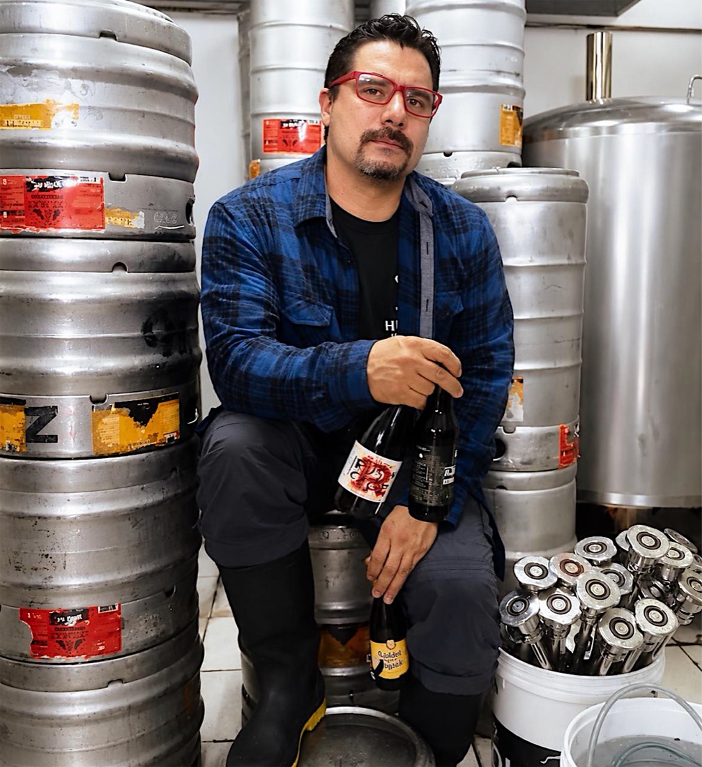 Rodrigo Ramírez, cofundador de Zigurat, junto a los barriles de la cervecería